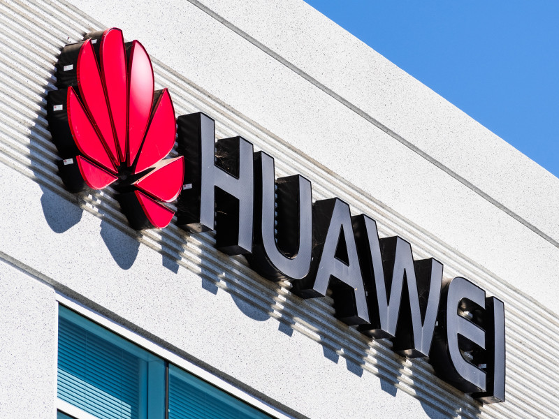 Власти Великобритании все же запретили Huawei участвовать в создании 5G-сетей в стране