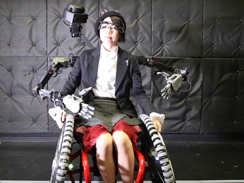 Японские инженеры оснастили инвалидное кресло парой роборук