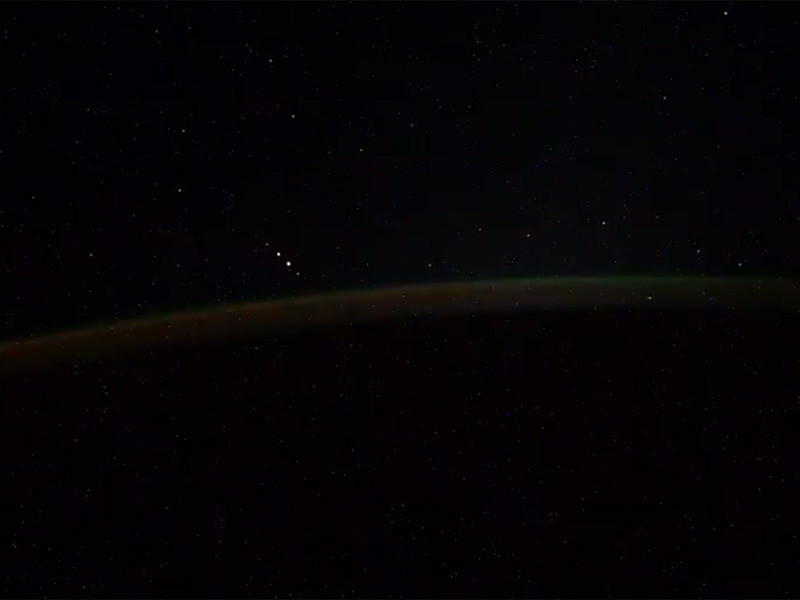 В Институте космических исследований Российской академии наук (ИКИ РАН) прокомментировали нашумевшее видео с борта МКС, на котором запечатлены пять неопознанных светящихся объектов