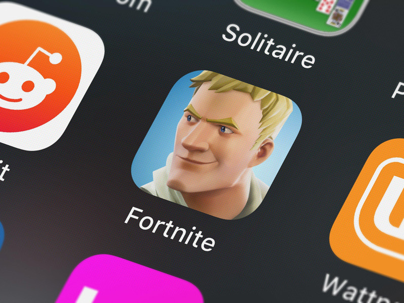 Компания Apple усилила давление на разработчиков игры Fortnite, удаленной на днях из магазина App Store за нарушение правил