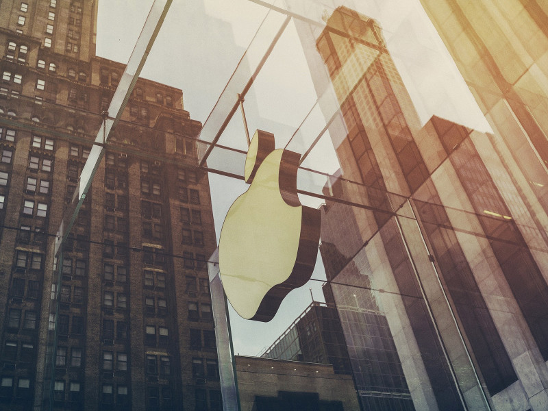 Apple снизила цены на проводные наушники и зарядные устройства для iPhone после отказа от комплектования ими новых смартфонов