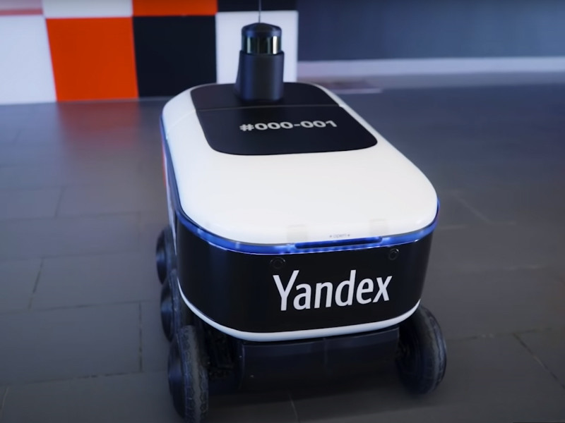 Робот "Яндекса" начнет доставлять заказы из "Лавки" в московские бизнес-центры