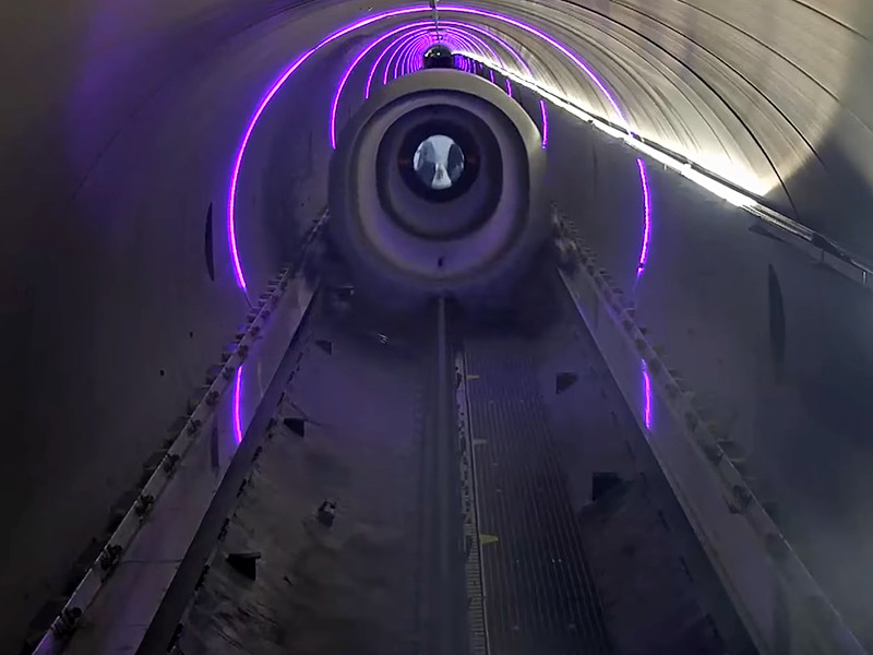 Капсулу вакуумного поезда Hyperloop впервые испытали с пассажирами на борту
