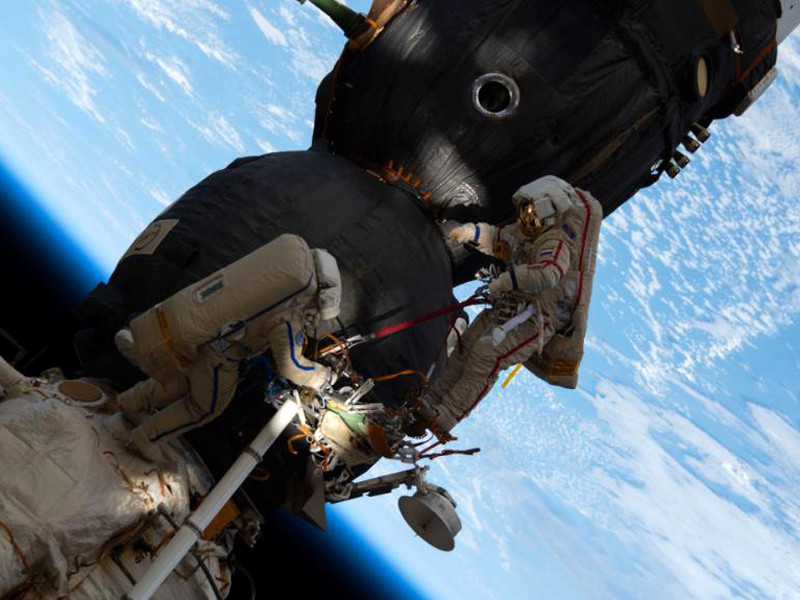 Российские космонавты вышли в открытый космос для подготовки МКС к стыковке с модулем "Наука"