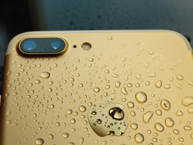 Власти Италии оштрафовали Apple на 10 млн евро за вводившую в заблуждение рекламу "водонепроницаемости" iPhone