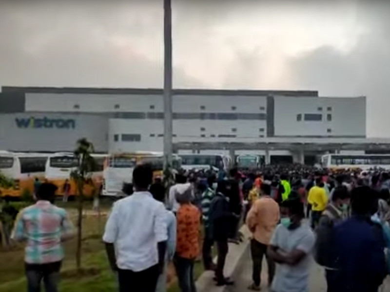 Недовольные сокращением зарплаты рабочие разгромили фабрику по производству iPhone в Индии