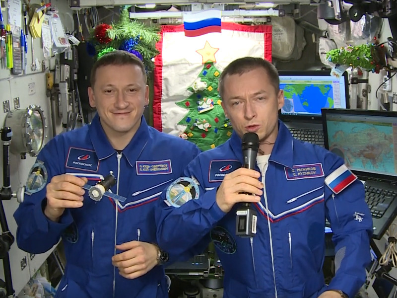 Российские члены экипажа Международной космической станции (МКС) Сергей Рыжиков и Сергей Кудь-Сверчков остались без подарков от родных к Новому году