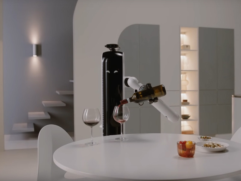  Samsung показала домашнего робота, способного налить владельцу бокал вина