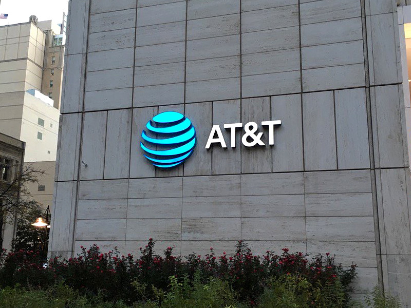 90-летний житель Калифорнии раскритиковал провайдера AT&T за медленный интернет при помощи объявления в газете за 1100 долларов