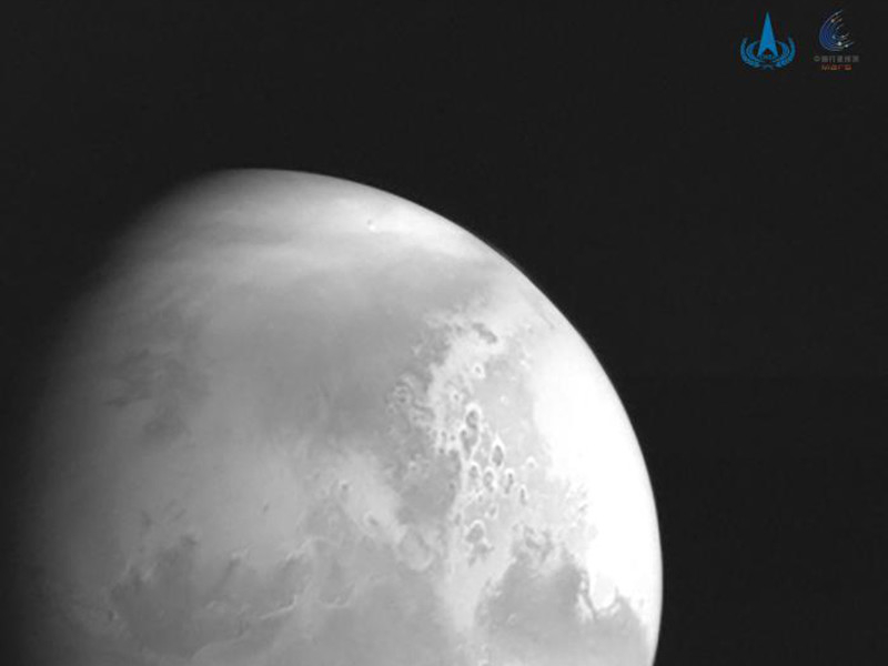 Китайский аппарат "Тяньвэнь-1" прислал на Землю первый снимок Марса 	