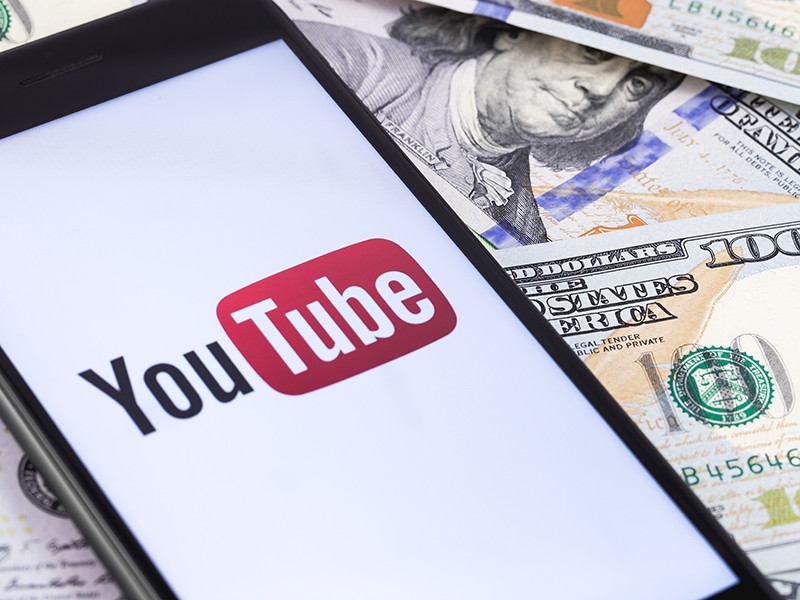Компания Google уведомила пользователей видеохостинга YouTube, проживающих за пределами США, что с июня 2021 года начнет удерживать налоги с их доходов на YouTube