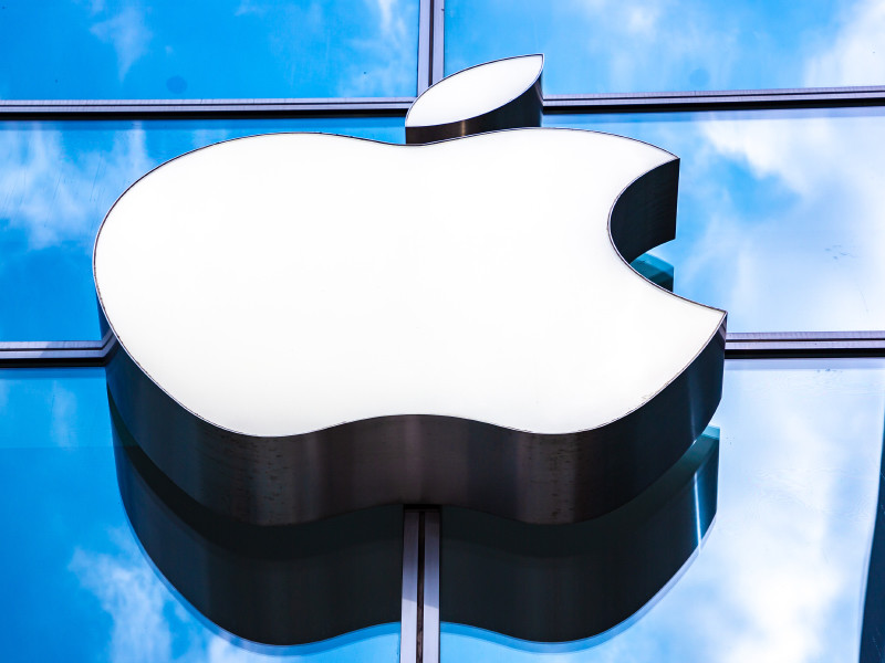  Apple подала в суд на бывшего дизайнера MacBook, обвинив его в краже сведений о новых продуктах компании 		