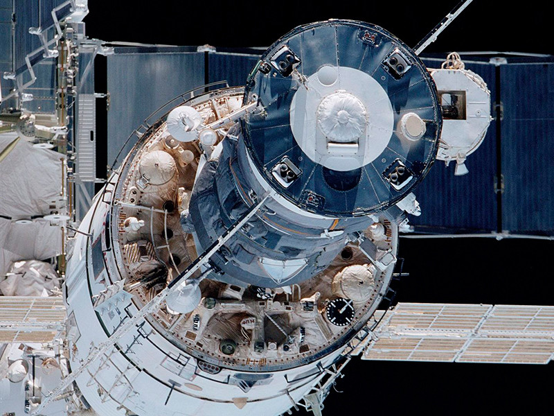 Экипаж МКС заделал первую трещину в модуле "Звезда" и приступил к герметизации второй