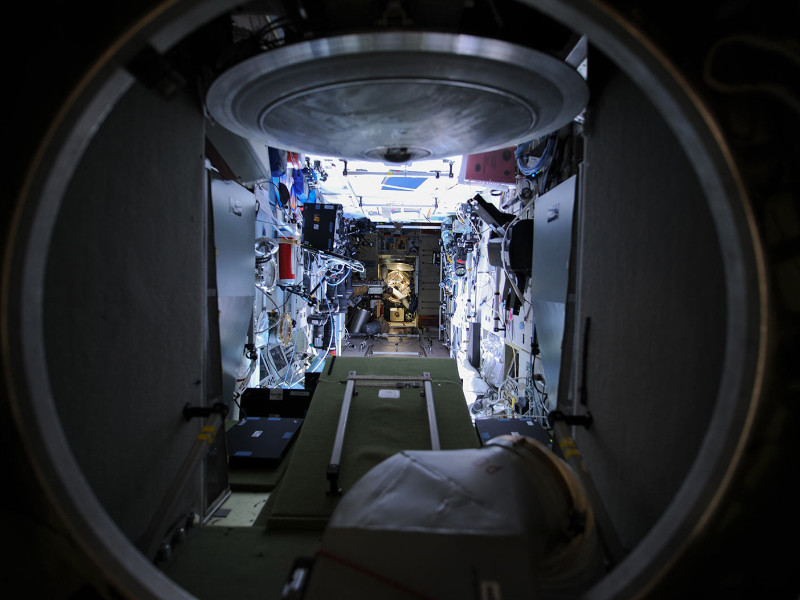  Космонавты завершили герметизацию трещин в российском модуле МКС 	