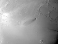 Исследователи опубликовали новый снимок поверхности Марса, присланный Hope. На фотографии видны Борозды Цербера - сеть разломов длиной более 1 тыс. километров