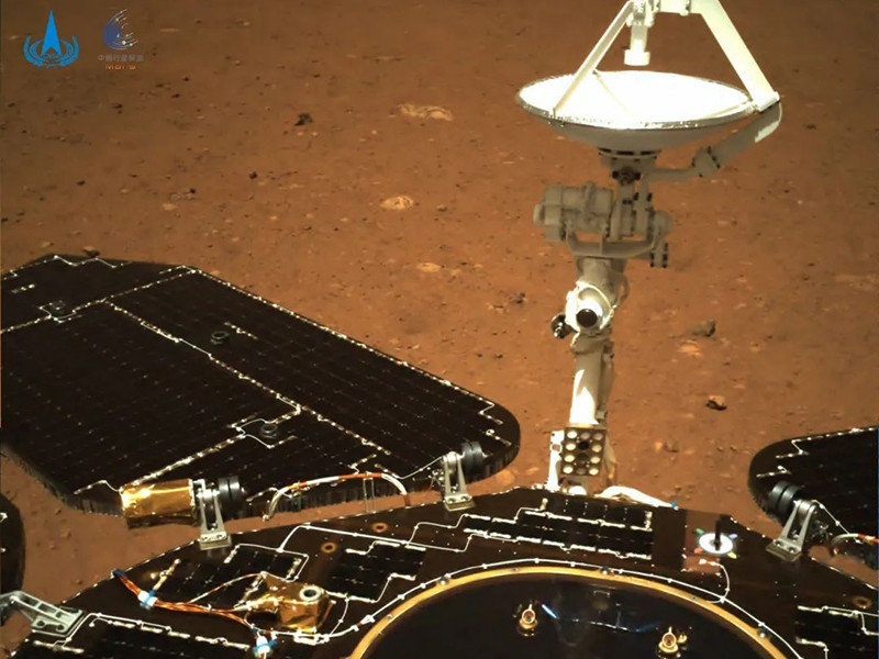 Китайский марсоход "Чжужун" прислал на Землю первые ФОТО после успешной посадки 	