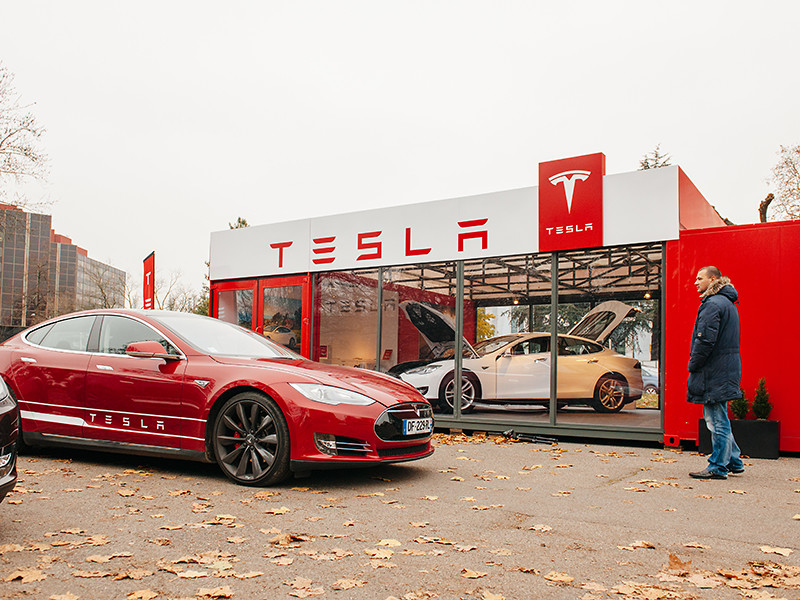 Tesla продавала ранние электромобили Model S с дефектными батареями