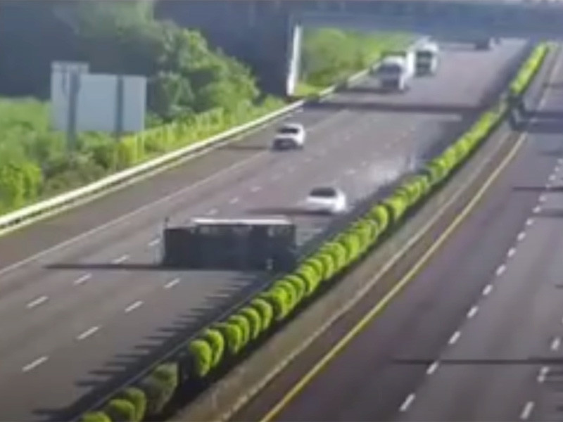На Тайване 1 июня произошло необычное ДТП с участием электромобиля Tesla Model 3. Машина, двигавшаяся по трассе с включенной системой автопилота, врезалась в лежащий на дороге перевернутый грузовик