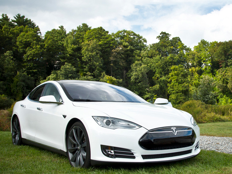 Запас хода электромобиля Tesla Model S Long Range Plus, рассчитанный по методике Агентства по охране окружающей среды США (EPA), впервые превысил 400 миль и составил 402 мили (647 километров), что является рекордом для серийных электрокаров