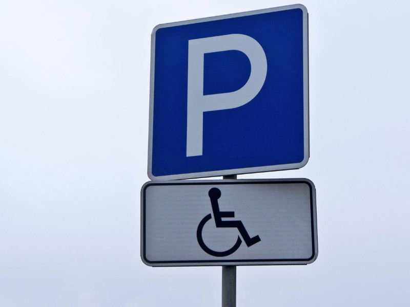 Свыше четверти российских инвалидов лишились права на бесплатную парковку