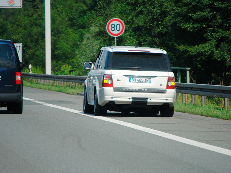 В Эстонии превысившим скорость водителям предложат 45 минут постоять на обочине