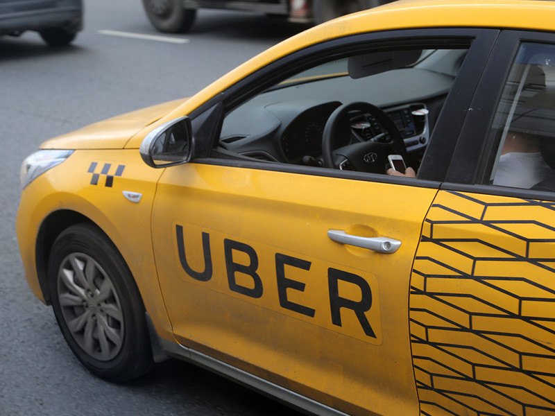 Апелляционный суд Калифорнии приостановил действие приказа, обязывающего сервисы такси Uber и Lyft переквалифицировать водителей из подрядчиков в сотрудников. Ранее из-за этого приказа обе компании намеревались приостановить работу в штате