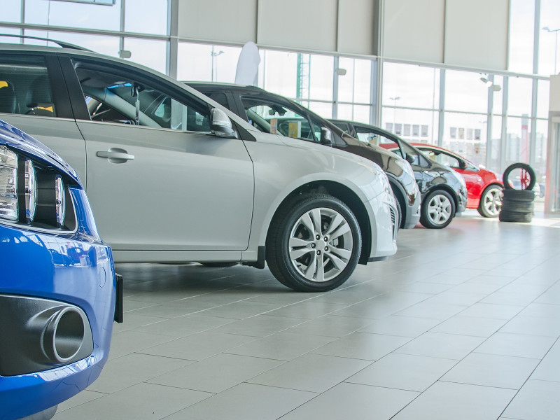 Продажи новых машин в России в ноябре выросли почти на 6% 	