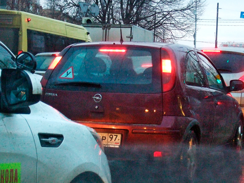 Дорожная камера в Москве выписала стоявшим в пробке водителям штрафы за неправильную парковку