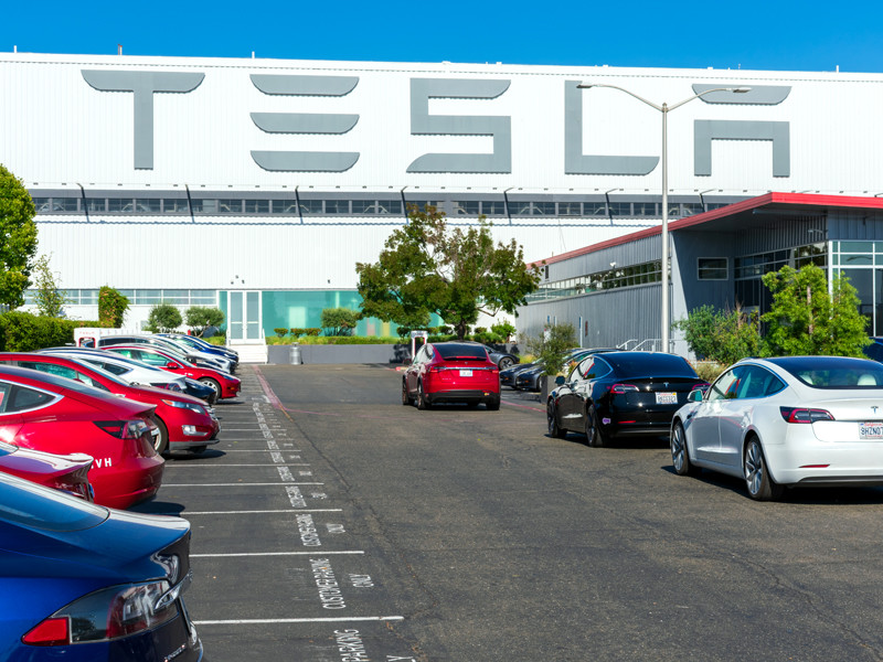 Компания Tesla выполнила годовой план по поставкам электромобилей