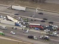 Обледенение дороги стало причиной массового ДТП в США. 11 февраля на трассе I-35 в северо-восточной части штата Техас столкнулись более 130 автомобилей