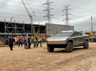 Илон Маск приехал на стройку нового завода Tesla в Техасе на прототипе пикапа Cybertruck