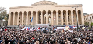 Стотысячная толпа - Саакашвили: 
"Миша, уходи!"