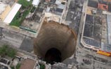 В Гватемале гигантская воронка в земле поглотила несколько зданий (ФОТО)