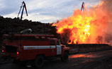Пожар в порту Архангельска: пламя угрожает жилым домам, огонь тушат все пожарные города 