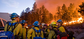 Пожары превратили запад США в зону бедствия. Пламя подбирается к газовым скважинам