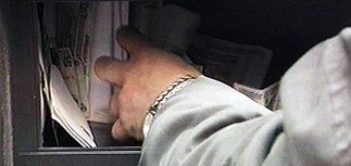 Из дома сотрудницы Минобороны изъяли деньги, антиквариат и драгоценности