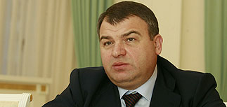 СК добрался с обысками до коттеджа Сердюкова, его подруга под домашним арестом