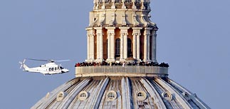 Бенедикт XVI покинул Ватикан на вертолете - он больше не Папа