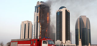 Тушить высотку в Грозном нечем. Воды нет, а вертолетами нельзя