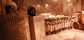 Силовики в Киеве начали вытеснение митингующих