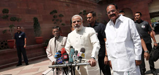 Премьер Индии призвал уважать права женщин после громкой истории изнасилования девушек