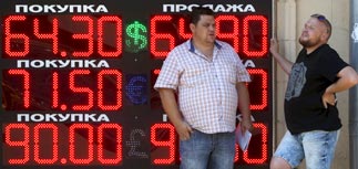 Падающая цена на нефть продолжает обваливать рубль