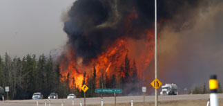 Небывалый лесной пожар пожирает канадский город