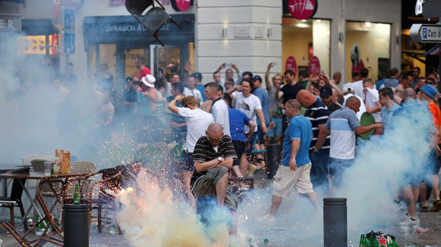 В день открытия Евро-2016 российские и английские фанаты устроили беспорядки