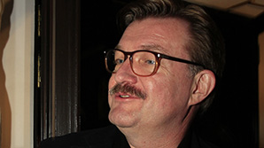 Евгений Киселев заявил об обысках в "жесткой форме" в квартире его 88-летней тещи в РФ