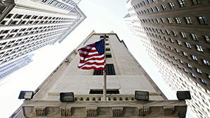 ФРС впервые за год подняла базовую ставку