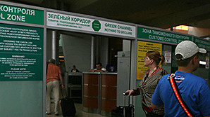 Путин поднял порог задолженности для запрета на выезд россиян за границу в три раза