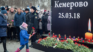 В России начался общенациональный траур по жертвам трагедии в Кемерово