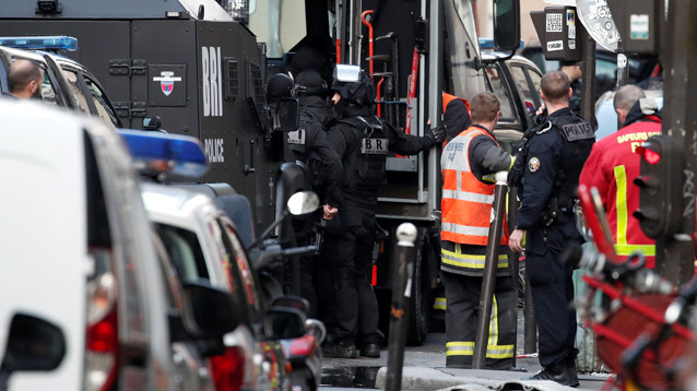 Захвативший и обливший бензином заложников в Париже задержан полицией