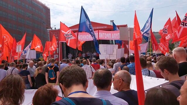 В десятках городов тысячи россиян вышли на митинги КПРФ против пенсионной реформы
